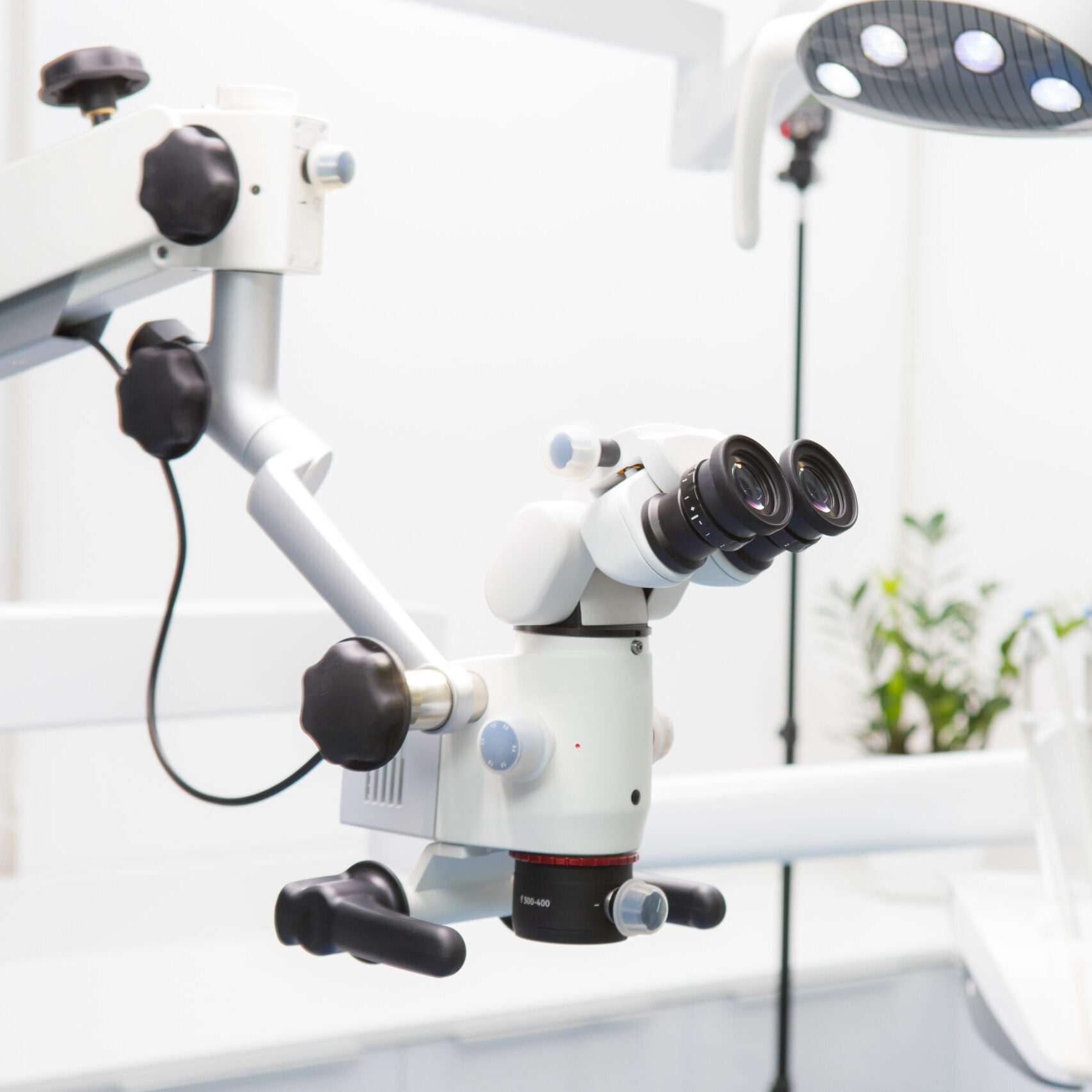 Traitement endodontique sous microscope opératoire pour visualisation précise des canaux dentaires à Apolline Dental Care à Corbeil-Essonnes