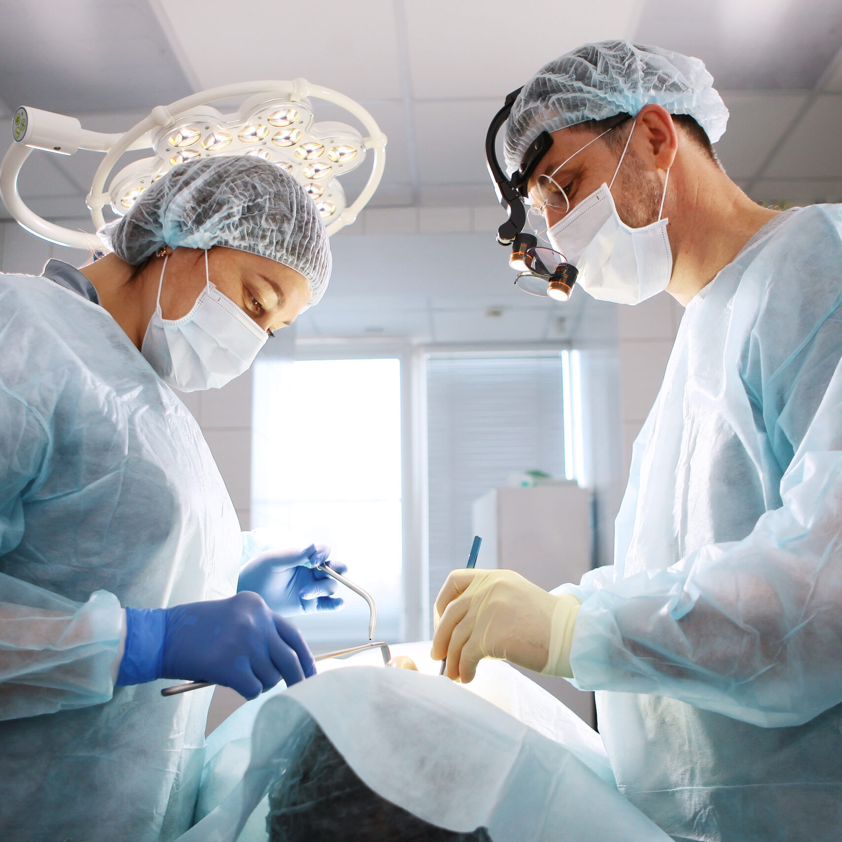 Intervention d’implant dentaire réalisée en bloc opératoire stérile à Apolline Dental Care à Corbeil-Essonnes