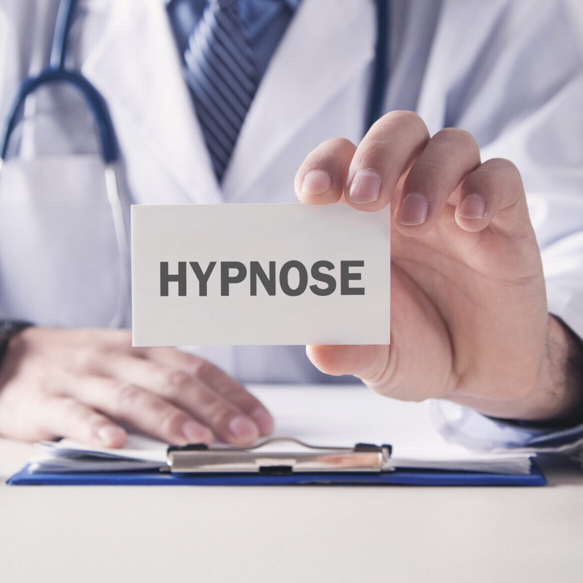 Hypnose médicale utilisée pour apaiser un patient souffrant de phobie dentaire à Apolline Dental Care à Corbeil-Essonnes