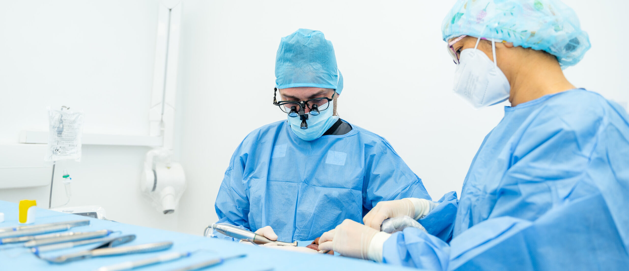 Pose d’un implant dentaire en bloc opératoire à Apolline Dental Care à Corbeil-Essonnes par le Dr Fabrice Gaspar, spécialiste en implantologie